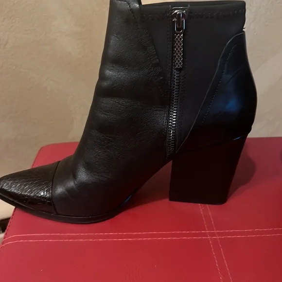 Donald Pliner: Leather Black Bootie, Size 9 - Picture 4 of 7